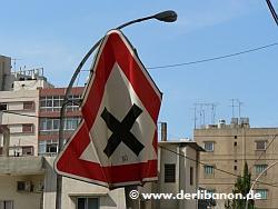 Libanon, zerquetschtes Verkehrsschild