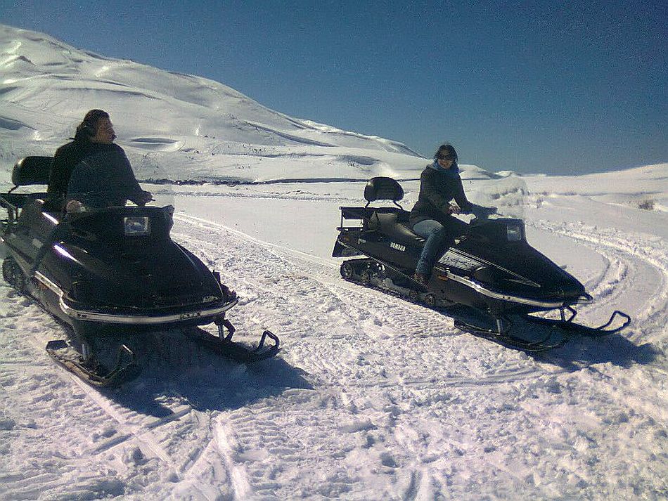 Libanon: Skidoos (Motorschlitten) in Kfardebian, auf dem Hochplateau bei Faraya