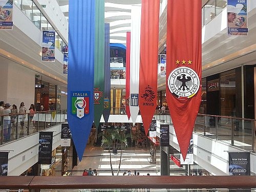 Fussball-WM 2014 im Libanon: Im großen Einkaufszentrum City Center Mall in Hazmiye, Beirut